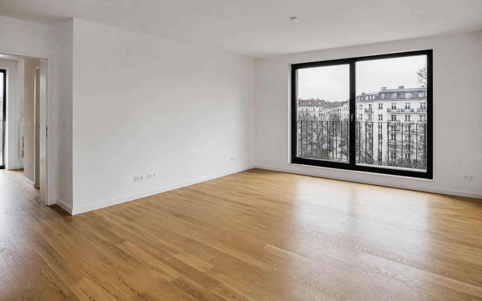 Leeres Wohnzimmer mit Eichenboden und großem Fenster als Ausgangsbild